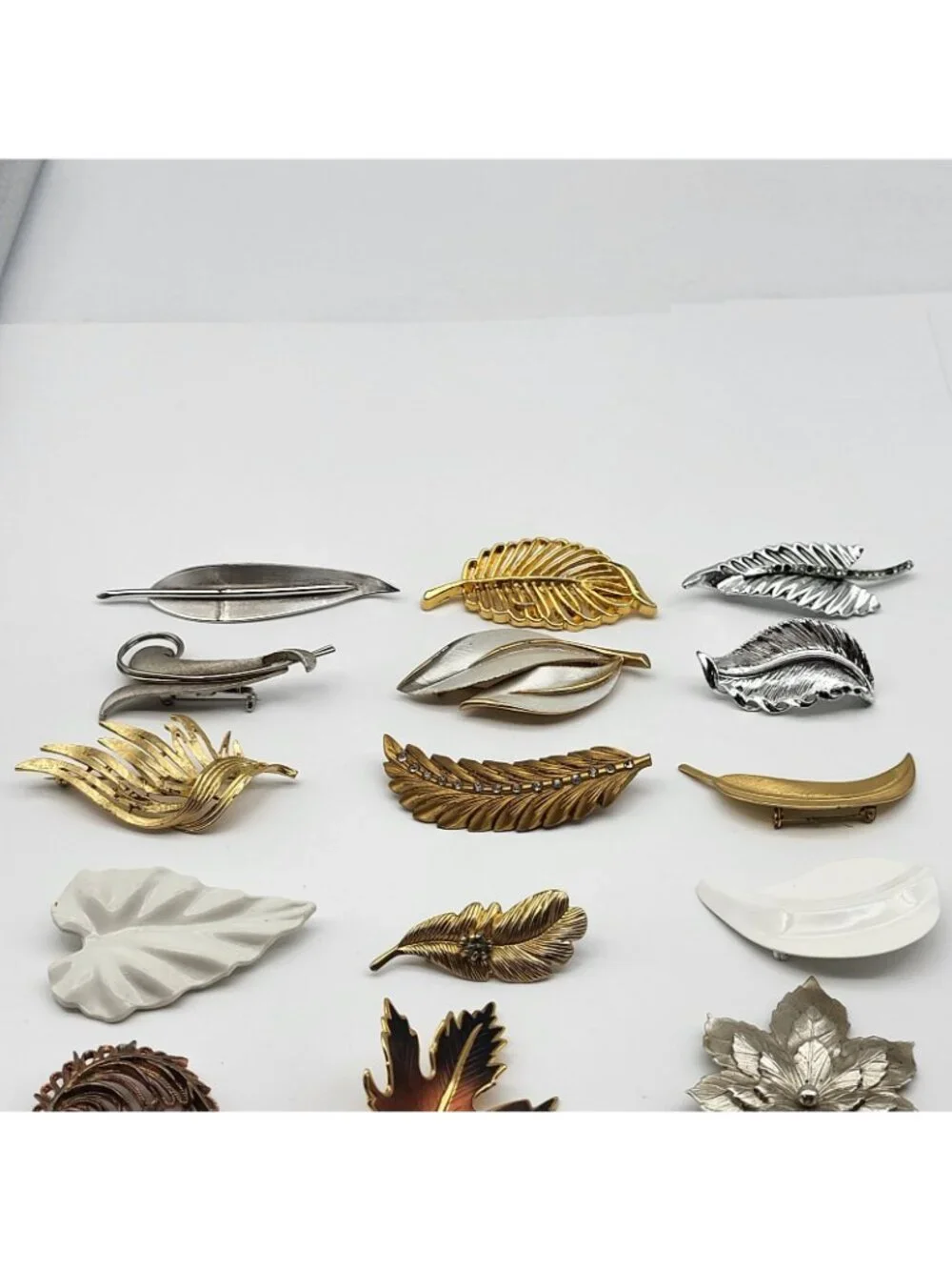 Fab Vintage Brooch pin lot leaf feather leaves some signed 22 piece Boho
